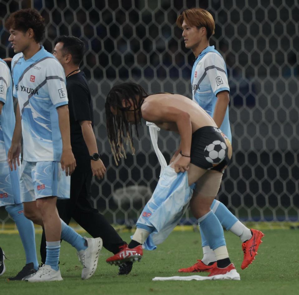 優勝し喜ぶＪ２・Ｊ３　ＥＡＳＴ-Ａの歓喜の輪が溶けると、裸の田中パウロ淳一が現れ、悲鳴をあげながら服を着る（撮影・吉澤敬太）