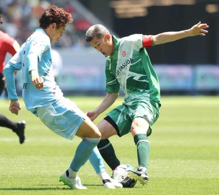 　果敢に競り合うＪ２・Ｊ３東Ｂの三浦（右）＝撮影・吉澤敬太