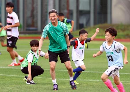子どもたちと、アップする三浦知良（撮影・山口登）