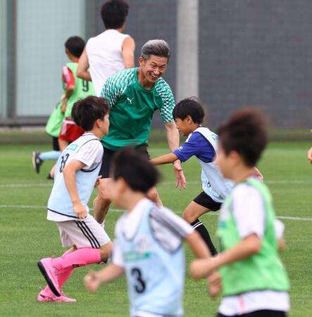 子どもたちと、アップする三浦知良（撮影・山口登）