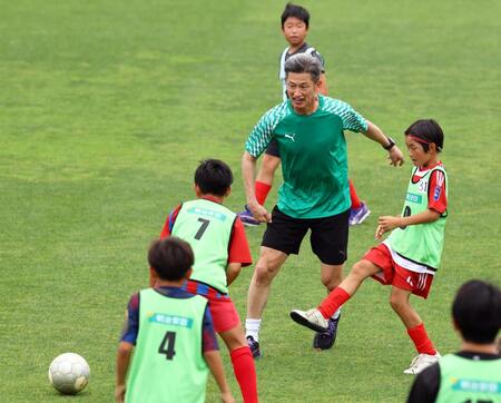 子どもたちと、ミニゲームをする三浦知良（撮影・山口登）