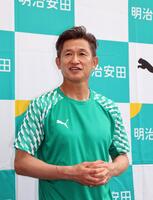 取材に笑顔で応じる三浦知良（撮影・山口登）