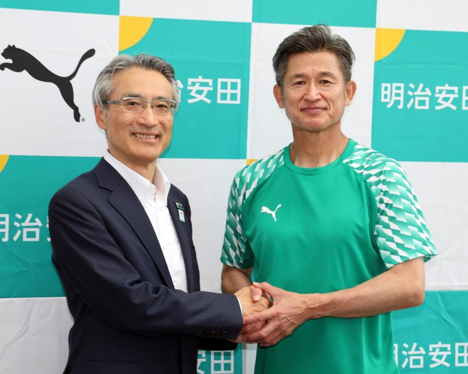 明治安田・永島英器社長（左）と写真に納まる三浦知良（撮影・山口登）