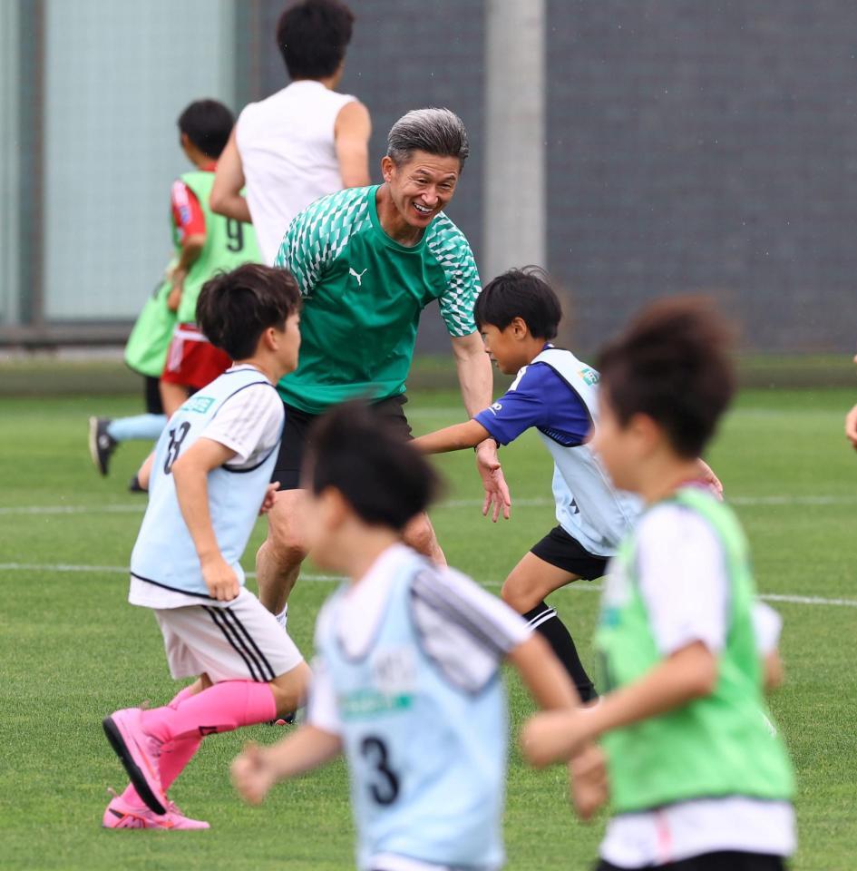 子どもたちと、アップする三浦知良（撮影・山口登）