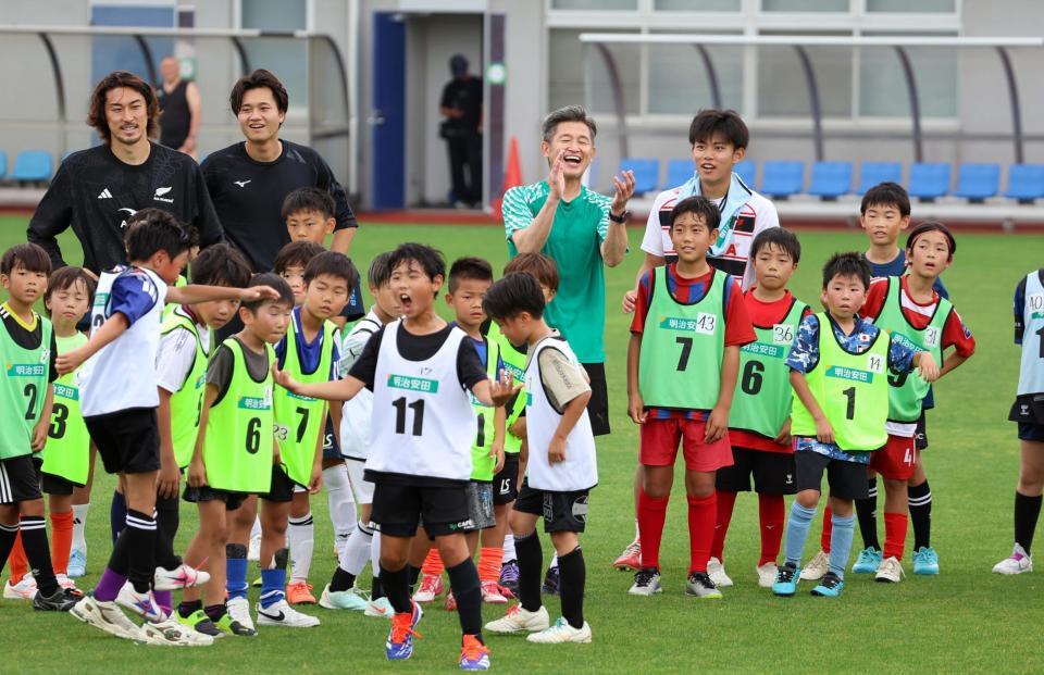 子どもたちのプレーを見守る三浦知良（中央）＝撮影・山口登