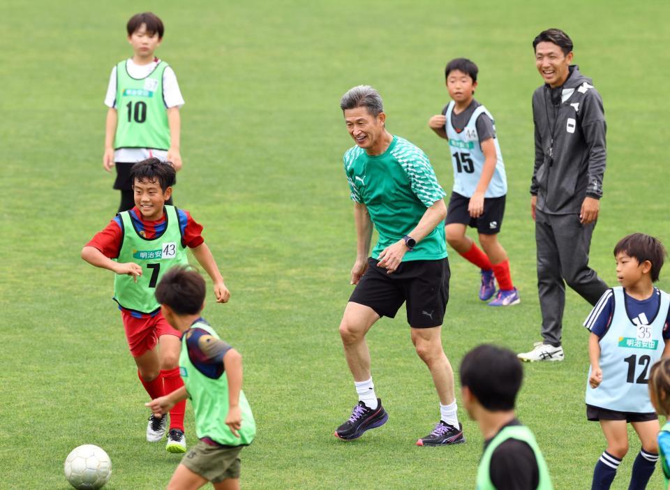 子どもたちと、ミニゲームをする三浦知良（撮影・山口登）