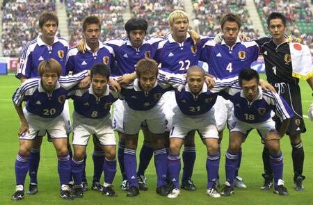 試合前、写真に納まる（前列左から）波戸康広、森島寛晃、稲本潤一、小野伸二、戸田和幸、（後列左から）中田浩二、柳沢敦、松田直樹、鈴木隆行、森岡隆三、川口能活（当時）＝２００１年、大分スタジアム