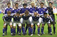 試合前、写真に納まる（前列左から）波戸康広、森島寛晃、稲本潤一、小野伸二、戸田和幸、（後列左から）中田浩二、柳沢敦、松田直樹、鈴木隆行、森岡隆三、川口能活（当時）＝２００１年、大分スタジアム