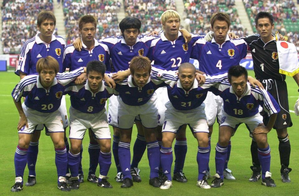 試合前、写真に納まる（前列左から）波戸康広、森島寛晃、稲本潤一、小野伸二、戸田和幸、（後列左から）中田浩二、柳沢敦、松田直樹、鈴木隆行、森岡隆三、川口能活（当時）＝２００１年、大分スタジアム