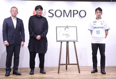 写真におさまる（左から）ＳＯＭＰＯホールディングスグループＣＥＯ・奥村幹夫氏、高橋陽一氏、中田英寿氏＝東京・グレイドパーク新宿駅前（撮影・佐々木彰尚）