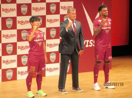 Ｊ１神戸のキックオフイベントで意気込む渡辺、スキッベ監督、アンデルソンロペス（左から）＝神戸朝日ホール