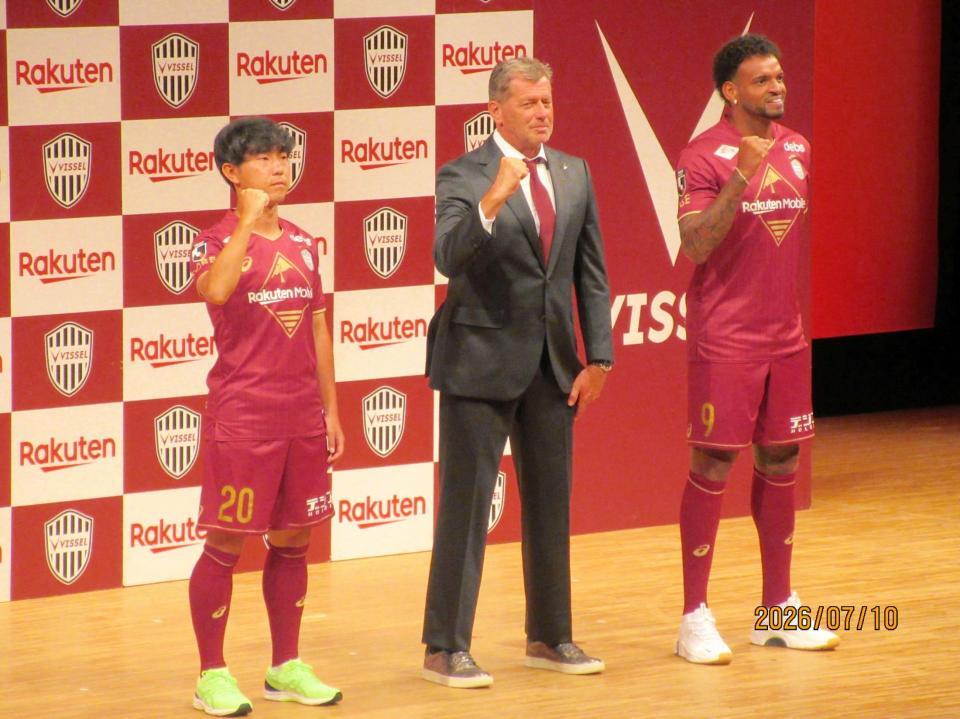 Ｊ１神戸のキックオフイベントで意気込む渡辺、スキッベ監督、アンデルソンロペス（左から）＝神戸朝日ホール