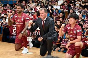 　イベントでファンと記念撮影する（左から）Ｊ１神戸のアンデルソンロペス、スキッベ監督、渡辺皓太＝１０日、神戸市