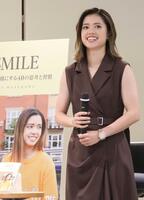 　出版イベントに臨む長谷川