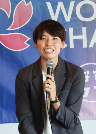 　報告会で説明するサッカー女子日本代表の熊谷紗希＝14日、東京都内