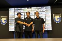 会見に臨んだ（左から）Ｇ大阪の三上大勝フットボール本部長、明神智和監督、水谷尚人社長