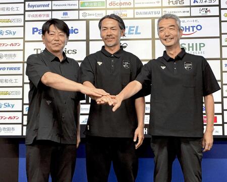 　会見に臨んだ（左から）Ｇ大阪・三上フットボール本部長、明神監督、水谷社長