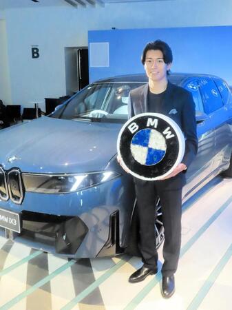 新型ＢＭＷ　ｉＸ３のお披露目イベントにゲスト出演したサッカー日本代表ＭＦ中村敬斗