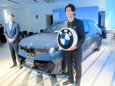 新型ＢＭＷ　ｉＸ３のお披露目イベントに出席したサッカー日本代表ＭＦ中村敬斗（右）と上野金太郎社長
