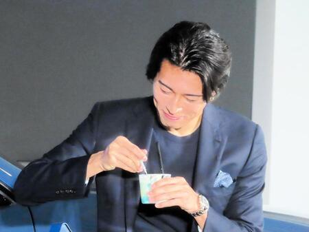 新型ＢＭＷ　ｉＸ３のお披露目イベントで人生初の食レポに挑戦したサッカー日本代表中村敬斗ＭＦ