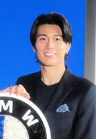 新型ＢＭＷ　ｉＸ３のお披露目イベントにゲスト出演したサッカー日本代表ＭＦ中村敬斗
