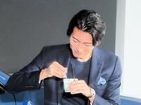 新型ＢＭＷ　ｉＸ３のお披露目イベントで人生初の食レポに挑戦したサッカー日本代表中村敬斗ＭＦ