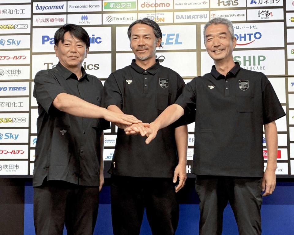 　会見に臨んだ（左から）Ｇ大阪・三上フットボール本部長、明神監督、水谷社長