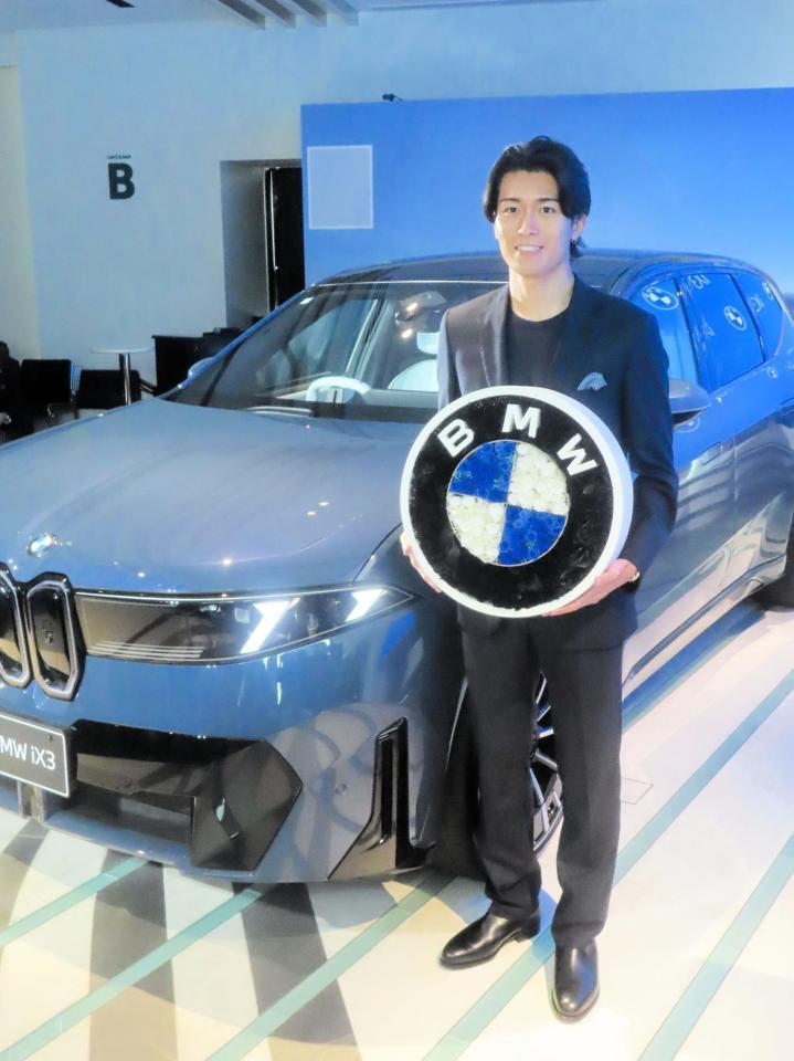 新型ＢＭＷ　ｉＸ３のお披露目イベントにゲスト出演したサッカー日本代表ＭＦ中村敬斗