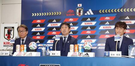 Ｗ杯から帰国後、会見をする（左から）山本昌邦技術委員長、森保一監督、宮本恒靖会長＝２日