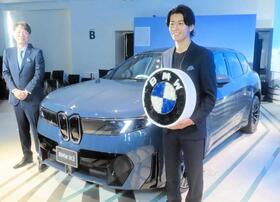 　イベントに出席した中村敬斗（右）