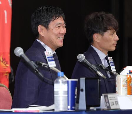 宮本恒靖会長（右）の横で話す日本代表・森保一監督＝グランドプリンスホテル高輪（撮影・西岡正）