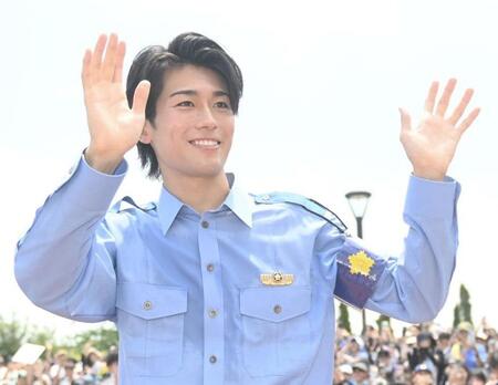 千葉県警の少年犯罪実行者募集情報加担防止広報官の制服姿でファンに手を振るサッカー日本代表のＭＦ中村敬斗７月２１日