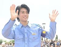 千葉県警の少年犯罪実行者募集情報加担防止広報官の制服姿でファンに手を振るサッカー日本代表のＭＦ中村敬斗７月２１日
