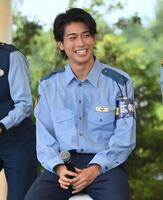 千葉県警の少年犯罪実行者募集情報加担防止広報官の制服姿で登場したサッカー日本代表のＭＦ中村敬斗（撮影・開出牧）