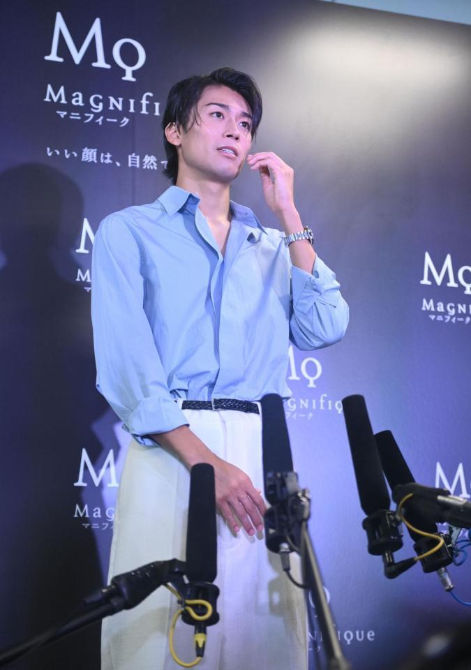 イベント後の囲み会見で質問に答えるサッカー日本代表のＭＦ中村敬斗（撮影・開出牧）