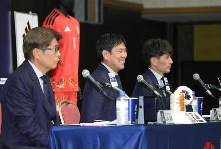 　会見する（左から）山本昌邦技術委員長、森保一監督、宮本恒靖会長