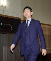 　続投会見を終えて引き揚げる日本代表・森保一監督（撮影・西岡正）