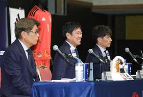 　会見する（左から）山本昌邦技術委員長、森保一監督、宮本恒靖会長