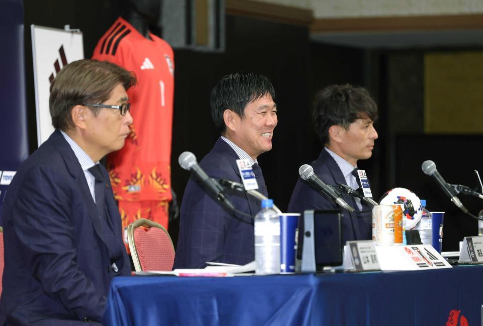 　会見する（左から）山本昌邦技術委員長、森保一監督、宮本恒靖会長