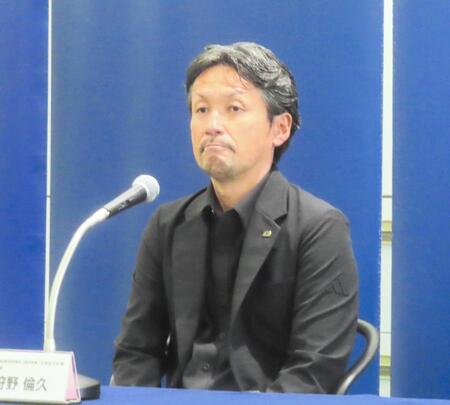 都内で会見に臨んだサッカー女子日本代表「なでしこジャパン」の狩野倫久監督