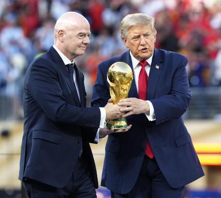 　サッカーＷ杯北中米３カ国大会決勝の表彰式で、トロフィーを手にするＦＩＦＡのインファンティノ会長（左）とトランプ米大統領＝１９日、ニューヨーク（共同）