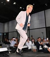さっそうと登壇する本田圭佑氏（撮影・園田高夫）