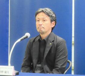 都内で会見に臨んだサッカー女子日本代表「なでしこジャパン」の狩野倫久監督