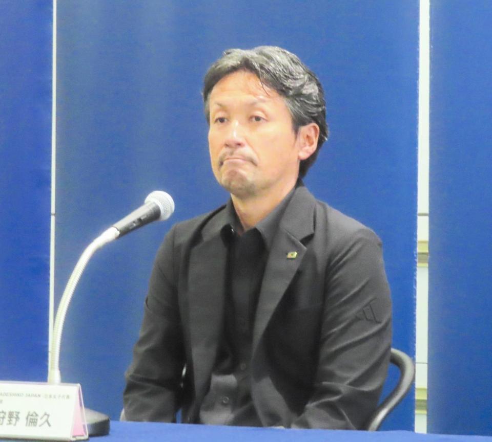 都内で会見に臨んだサッカー女子日本代表「なでしこジャパン」の狩野倫久監督