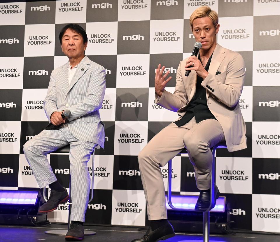 ビームス・設楽洋社長（左）とのトークショーで熱く語る本田圭佑氏（撮影・園田高夫）