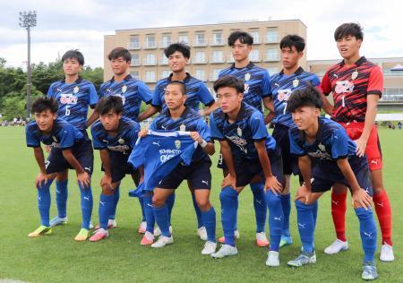 　試合前に撮影に応じる大津高の先発メンバー＝２９日、福島県・Ｊヴィレッジ
