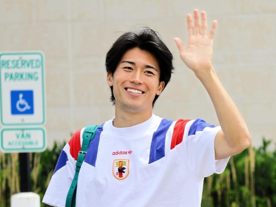 笑顔でファンに手を振る中村＝６月２７日撮影