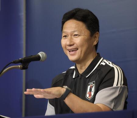 笑顔を浮かべながら、会見で話すＵー２１日本代表・大岩剛監督（撮影・西岡正）