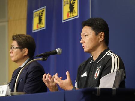山本昌邦技術委員長（左）の横で話すサッカーＵ-２１日本代表・大岩剛監督（撮影・西岡正）