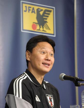 アジア大会に向けた抱負を語るサッカーＵ-２１日本代表・大岩剛監督（撮影・西岡正）
